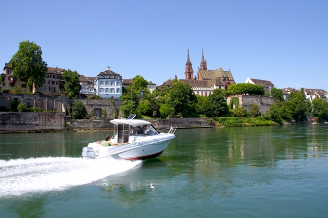 Ausflug auf dem Motorboot in Basel