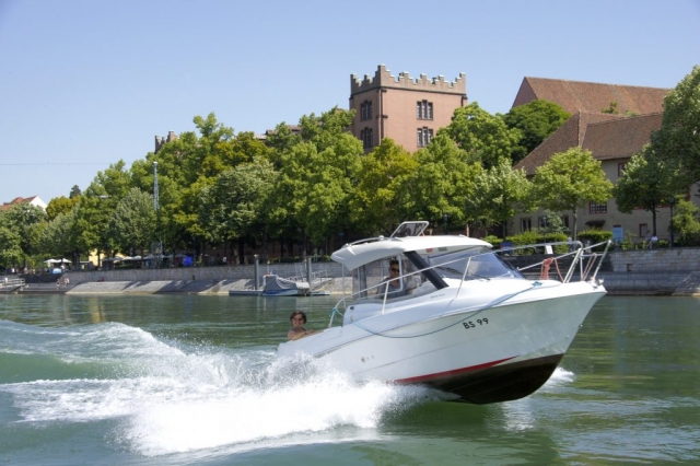 Ausflug auf dem Motorboot in Basel